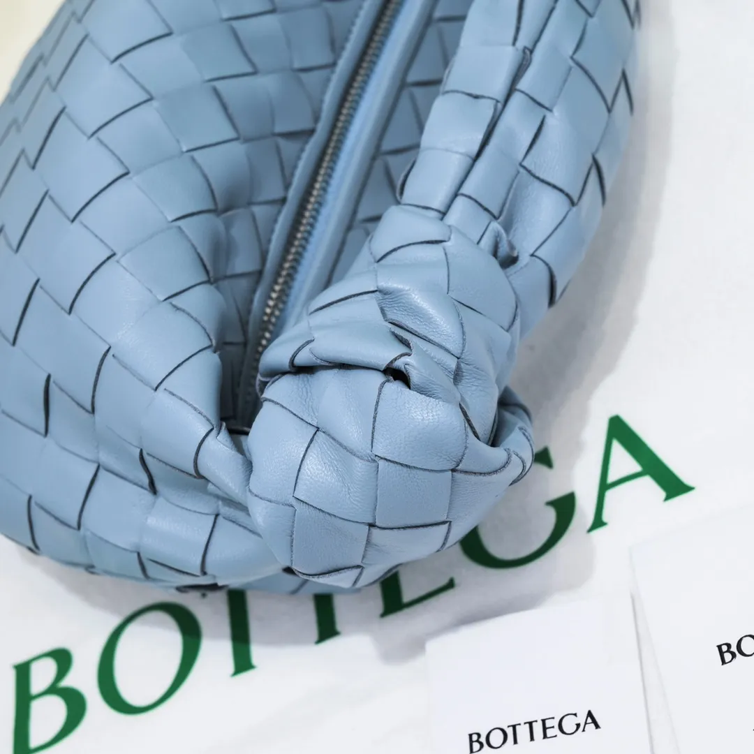 Batch 1120 small size haze blue 🔻BV Bottega Veneta's new early spring women's MINI JODIE handbag BV bag 🔥The new method is to round the corners on the original basis and knot the round hobo bag with classic woven leather. The most iconic triangular pull-out design, using sheepskin draped soft shape, is super suitable for concave shapes~ Jodie feels really gentle to people, and is definitely the best item for daily matching. It has the same weave, new elements and twists, is compact and versatile, and is the new favorite of street style Internet celebrities! Dimensions: 23x28x8 Model: 6699-1